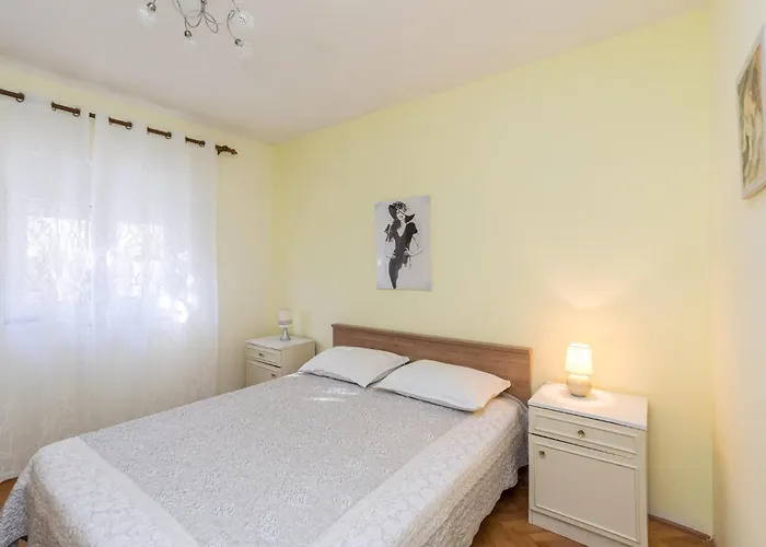 Gorgeous In Pag With Wifi Apartman Pag Town