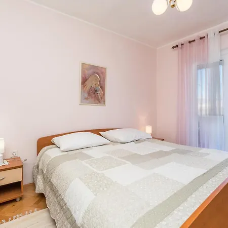 Apartamento 3 Bedroom Awesome In Pag Pag Town