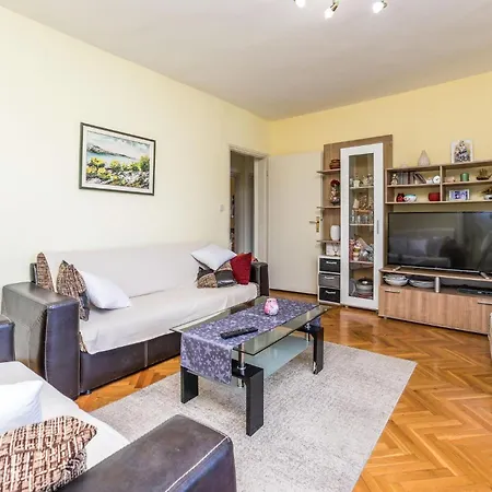 3 Bedroom Awesome In Pag