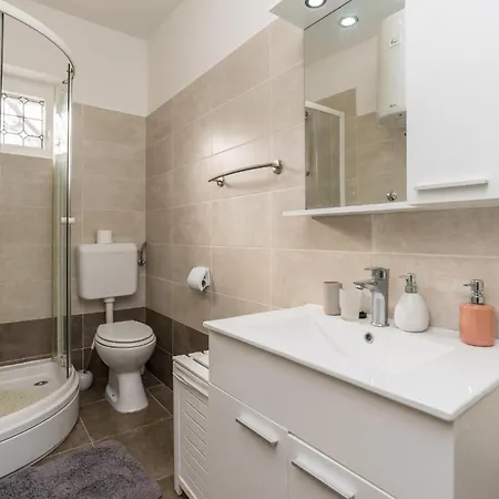 아파트 3 Bedroom Awesome In Pag