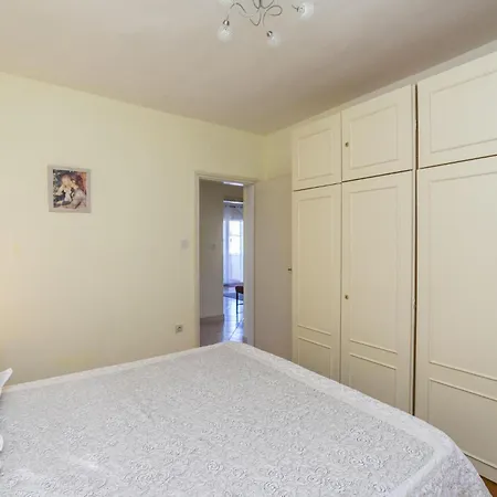 3 Bedroom Awesome In Pag